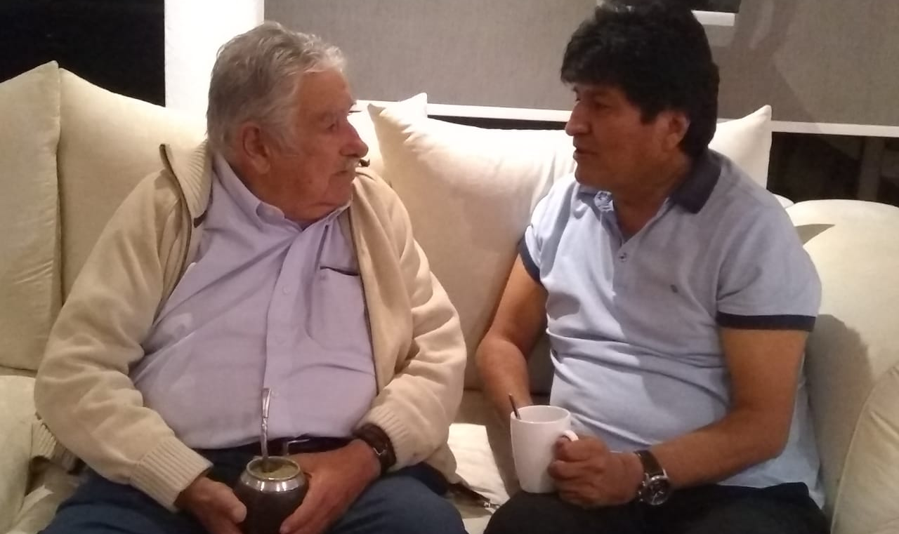 'Recebi a visita do irmão Pepe Mujica, ex-presidente do Uruguai e incansável lutador social pela dignidade de nossos povos', disse Evo pelo Twitter