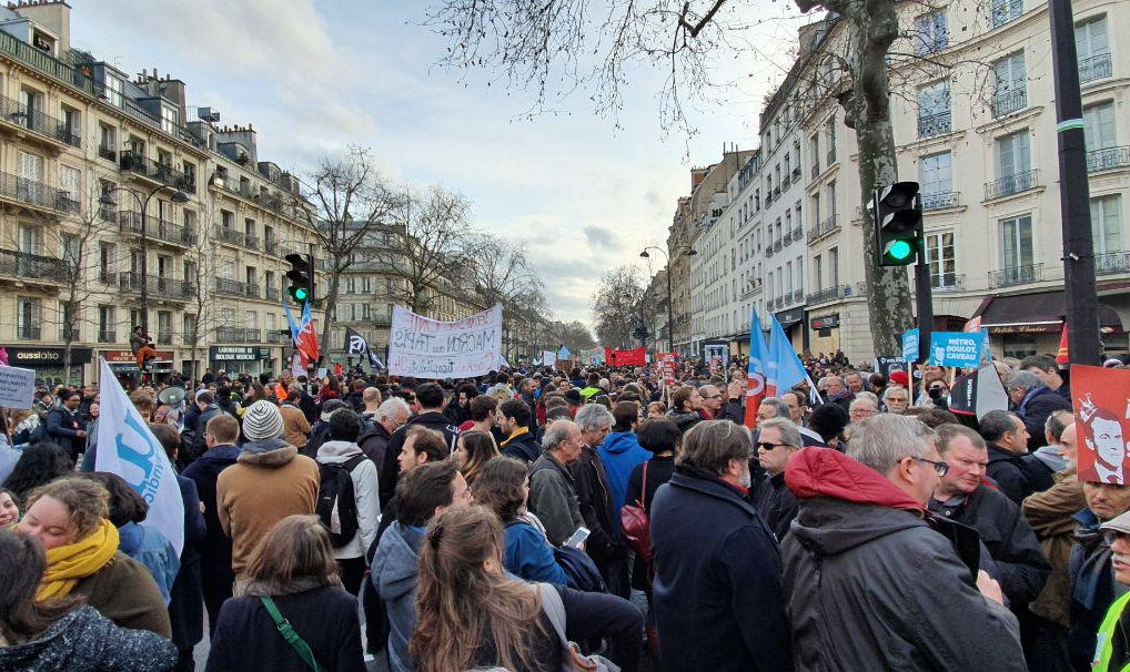 Um dia após um protesto levar quase 2 mi de pessoas às ruas na França, premiê Edouard Philippe realiza duas novas rodadas de negociações com sindicatos