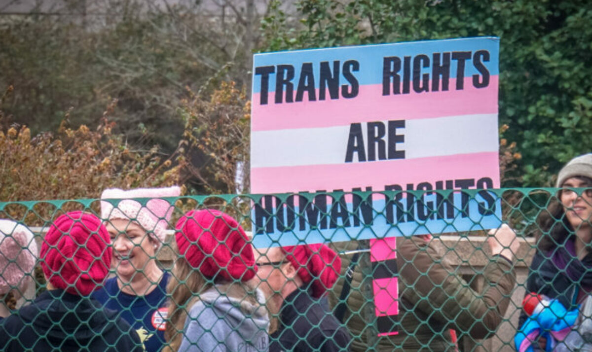 Lei foi assinada pelo governador republicano, Greg Abbott. Dezenas de projetos semelhantes têm sido apresentados nos EUA. Grupos de direitos trans denunciam propostas como discriminatórias.