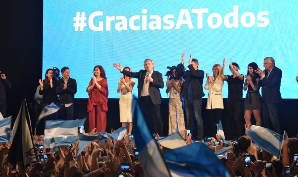 'Esperamos trabalhar juntos com seu novo governo, para continuar a fortalecer a relação Reino Unido-Argentina', disse Boris Johnson; chapa Fernández-Kirchner ganhou no primeiro turno