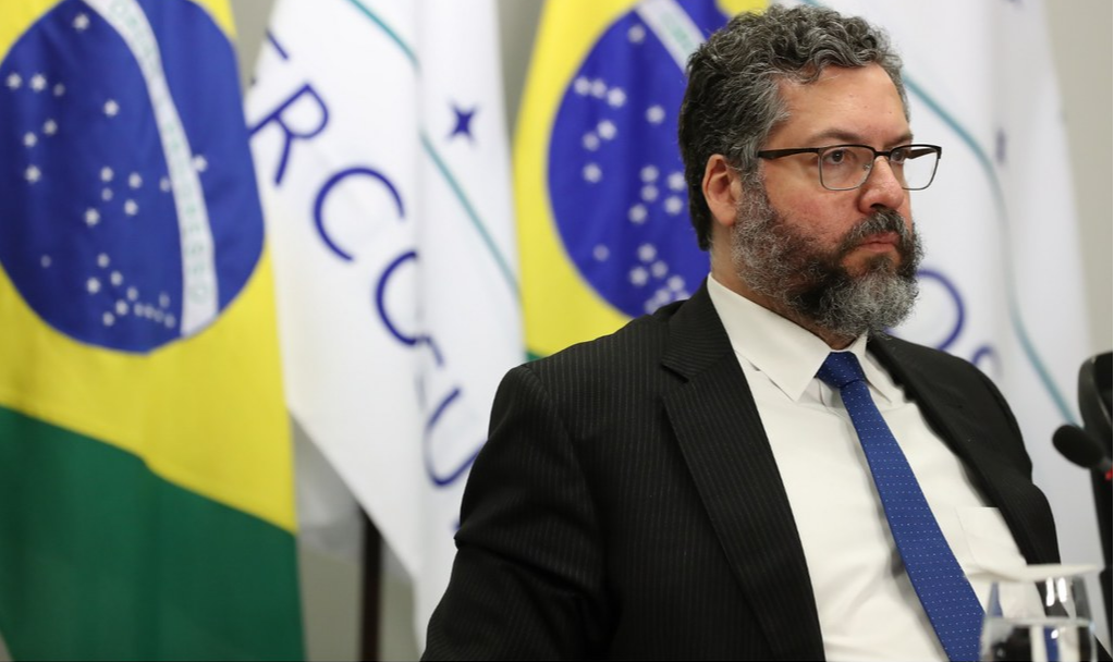 'Senhor Ernesto Araújo: quantas centenas de brasileiros morreram por conta da covid-19 graças à irresponsabilidade do seu presidente?', afirmou Arreaza
