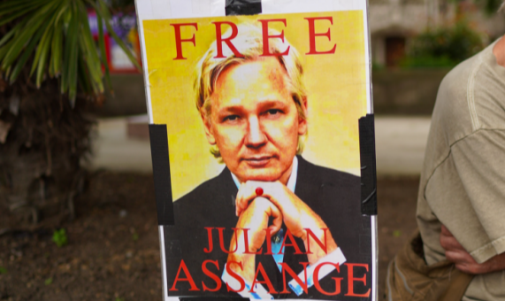 Para Stella Morris, o caso de Julian Assange representa uma ameaça à imprensa livre no mundo; prazo para uma decisão final é 23 de dezembro