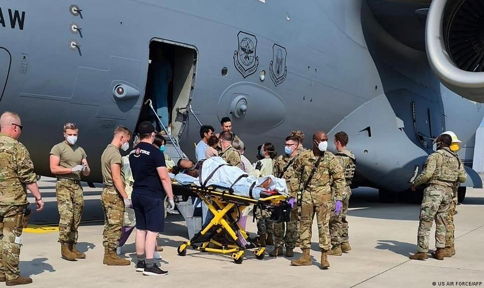 Mulher resgatada do Afeganistão por militares dos EUA entrou em trabalho de parto durante voo; bebê nasceu na aeronave, logo após aterrissagem