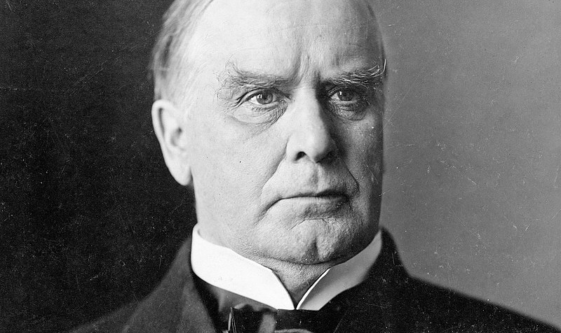 ´Presidente norte-americano William McKinley sucumbe aos ferimentos que lhe foram infligidos por um assassino em atentado à bala