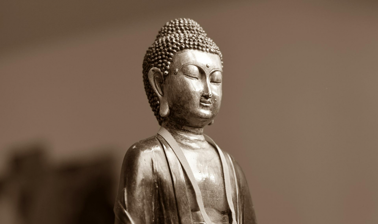 Nascido como príncipe Sidartha e educado em meio à realeza, tornou-se Buda aos 35 anos de idade