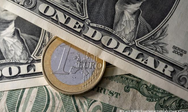 Moeda europeia perde valor em meio a alta da inflação e guerra na Ucrânia, despencando para menos de 1 dólar