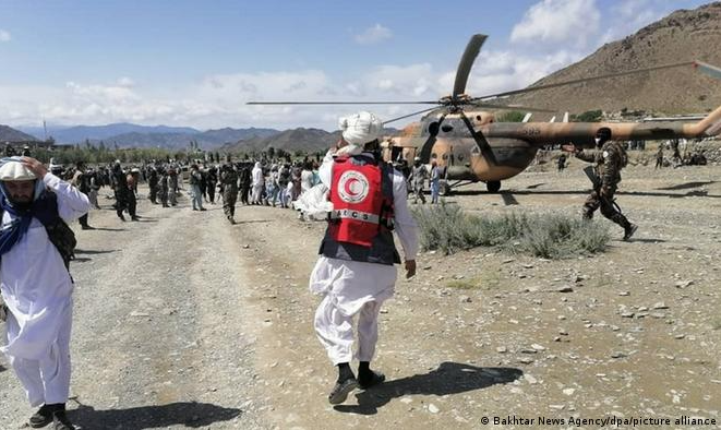 Sismo de magnitude 6,1 atingiu região que faz fronteira com o Paquistão. Governo pede ajuda humanitária imediata para evitar catástrofe