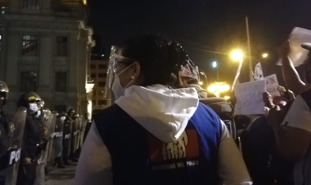 Peruanos foram às ruas pela 6ª noite consecutiva protestar contra governo interino de Merino; 'peço que avalie sua renúncia imediata', disse presidente do Congresso