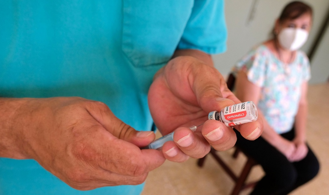 Para governos sul-africano e brasileiro, imunizante contra covid-19 custará 5,25 dólares, enquanto europeus pagarão 2,16 dólares