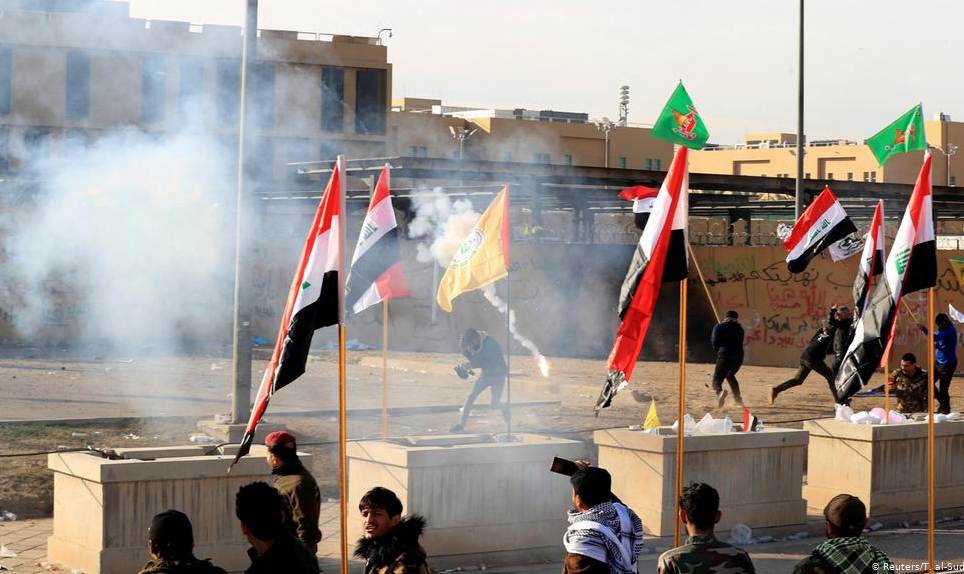 Um dia após invasão a complexo diplomático em Bagdá, milícias xiitas dizem que mensagem já foi ouvida e pedem fim da ocupação; pedido ocorre após forças de segurança lançarem gás lacrimogêneo para dispersar protesto