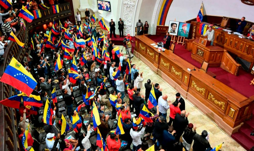 Parlamento Europeu chamou Conselho Eleitoral venezuelano de 'antidemocrático', classificou governo de Maduro como 'ditadura' e reiterou apoio a Guaidó