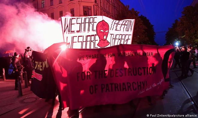 Milhares condenam violência contra a mulher em ato feminista na capital alemã, que termina em confrontos com a polícia