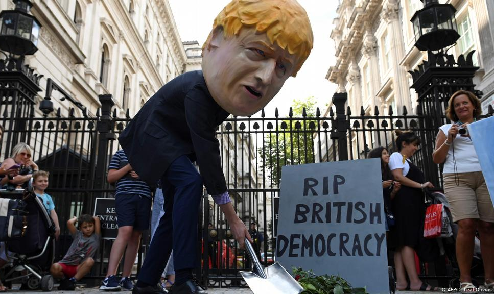 Classificada de antidemocrática, medida adotada a pedido de Boris Johnson leva milhares de britânicos às ruas do país