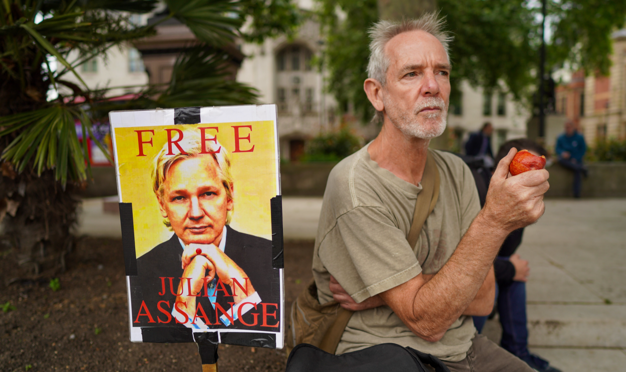 Fundador do WikiLeaks permanece em uma prisão britânica de segurança máxima; defesa de Assange disse que não há data ou previsão para uma decisão
