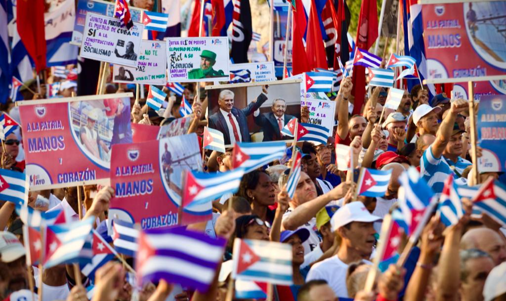 Durante celebrações, trabalhadores cubanos exigem fim do bloqueio econômico, eliminação o país como patrocinador do terrorismo e direito de soberania e autodeterminação