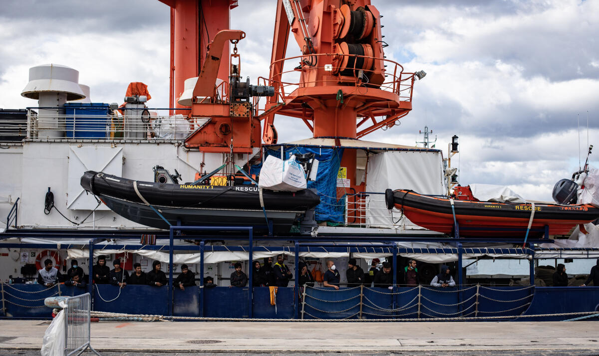 Ministério das Relações Exteriores alemão negocia com governo da premiê de extrema direita Giorgia Meloni para que navios de ONGs desembarquem