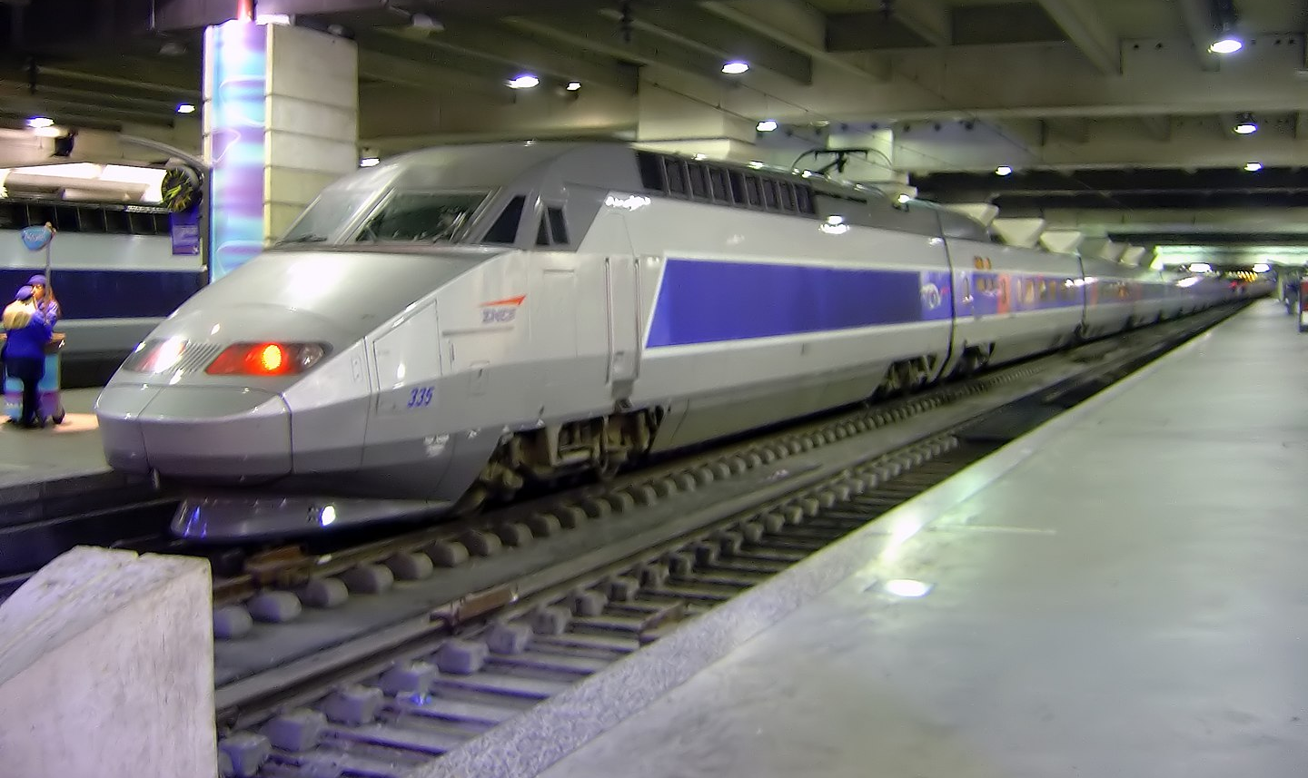 Comboio saiu de Estrasburgo levando 20 pacientes que precisavam de terapia intensiva para hospitais da região Pays de Loire, no oeste do país