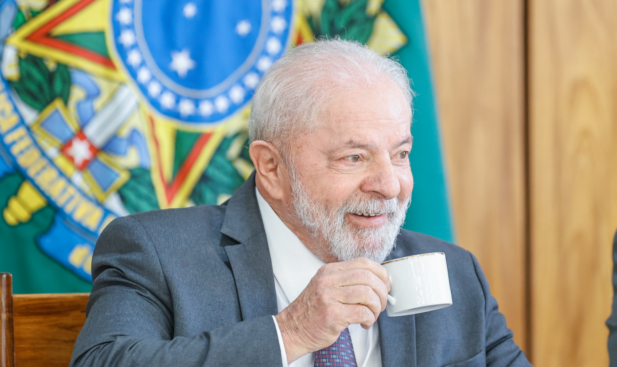 Presidente brasileiro chegou a Abu Dhabi neste sábado, durante retorno da viagem à China; Lula deve encontrar homólogo local, Mohammed bin Zayed Al Nahyan