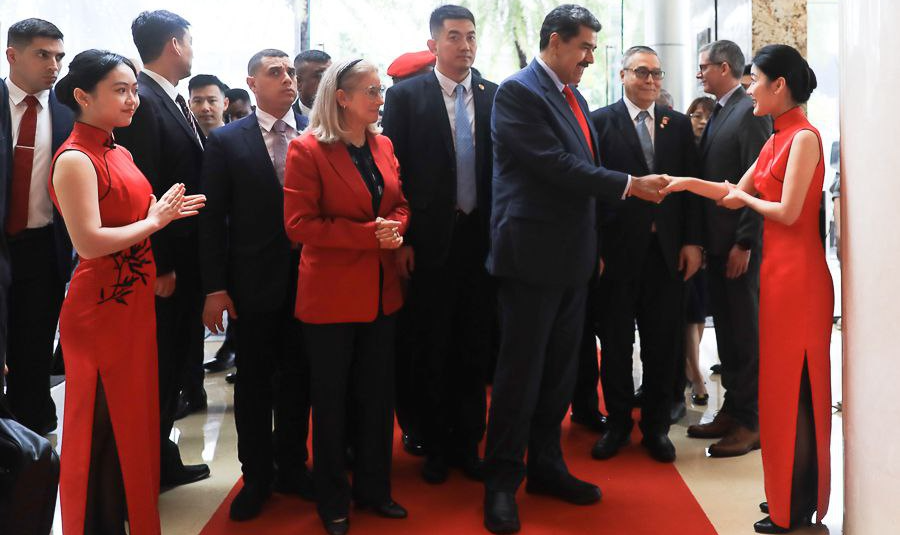É a 1ª vista do presidente venezuelano ao país desde 2018; agende de seis dias deve incluir encontro com Xi Jinping