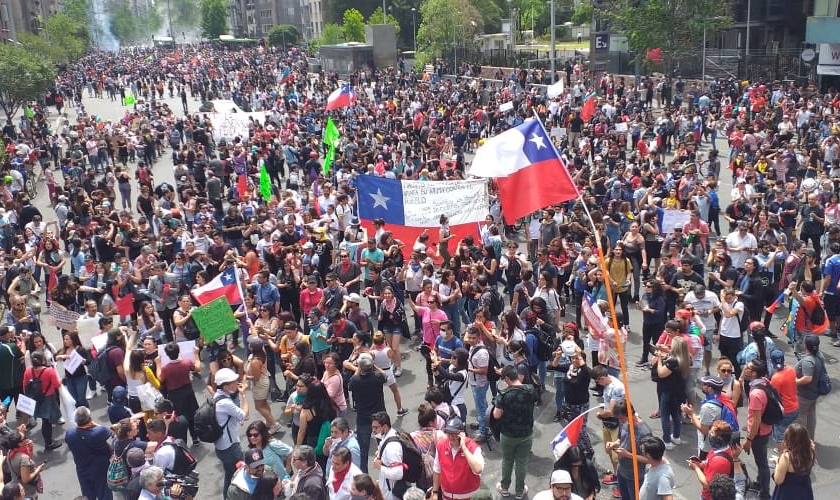 Manifestantes realizaram panelaço e apresentações artísticas; pelo quinto dia consecutivo, o governo chileno confirmou novos horários de toque de recolher para 12 regiões