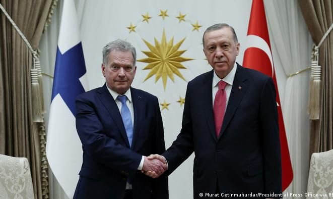 Parlamento da Turquia aprova por unanimidade a entrada do país nórdico na aliança militar, após meses de negociações