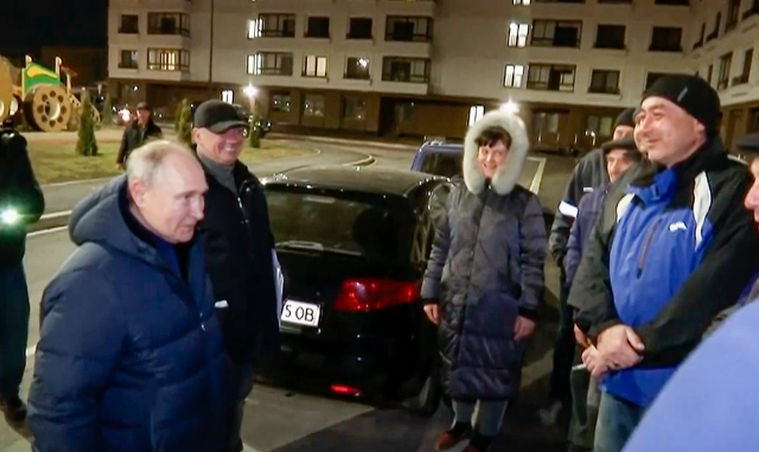 Presidente russo esteve em Mariupol, principal porto da província de Donetsk, um dia depois de participar de participar de evento na Crimeia