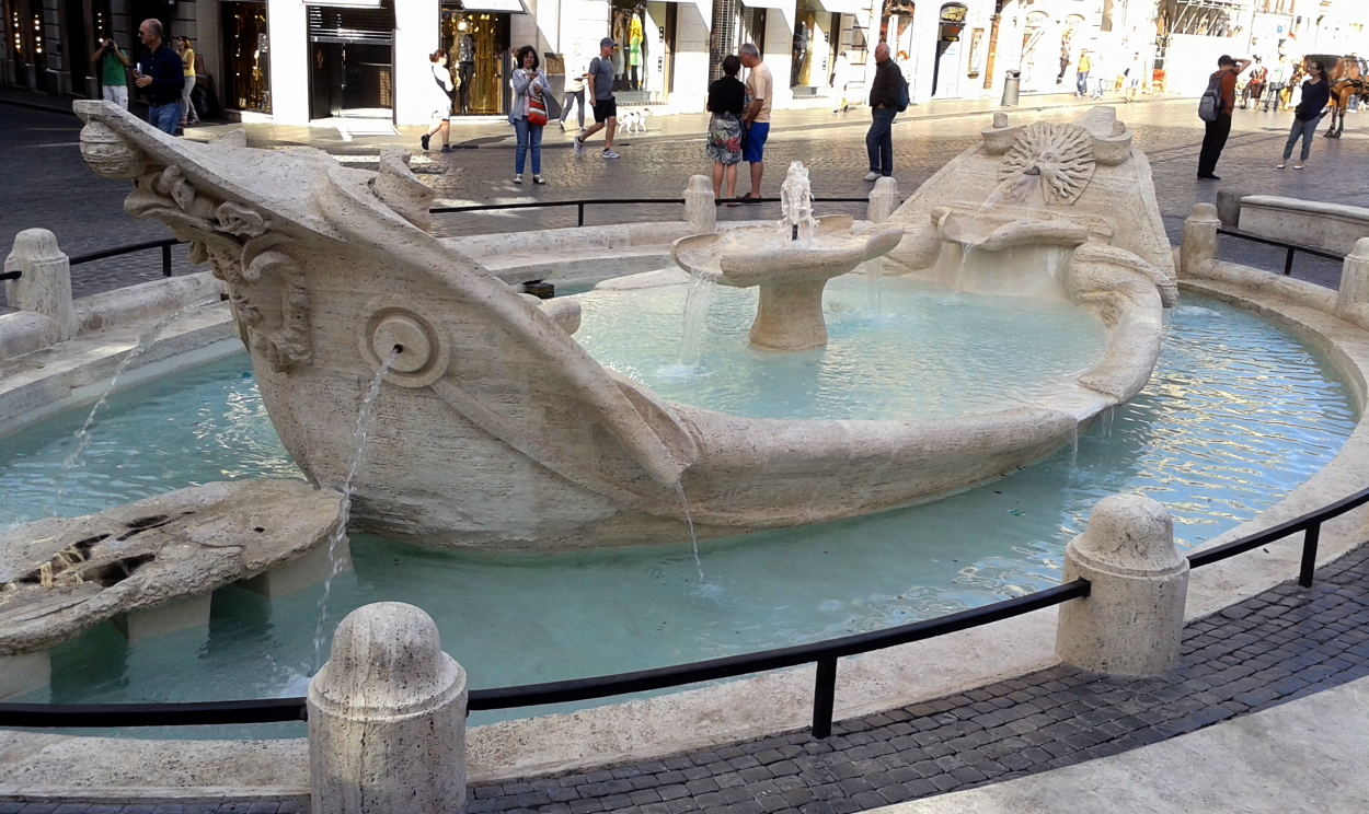 Para evitar que corante manchasse a pedra, Fontana della Barcaccia foi esvaziada e especialistas avaliarão danos; ato foi reivindicado pelo grupo 'Ultima Generazione', em protesto contra combustíveis fósseis