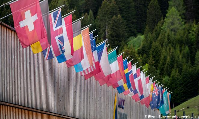 Lideranças mundiais se reúnem na Suíça após hiato devido à pandemia. Rússia foi banida, enquanto Zelenski fará discurso