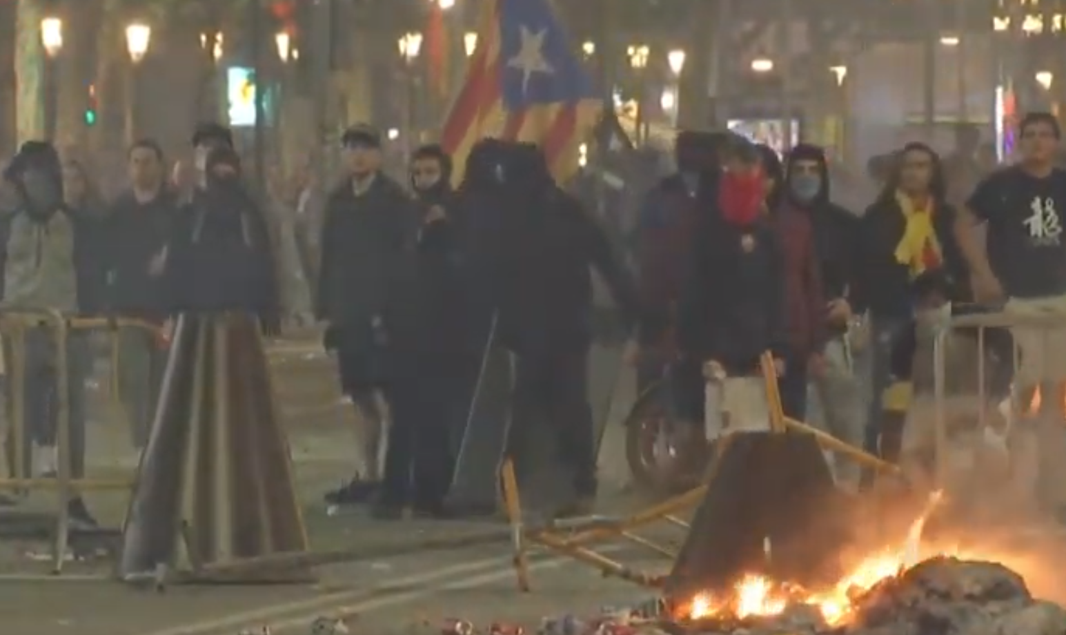 Protestos começaram nesta segunda-feira, logo após a divulgação da condenação dos políticos catalães