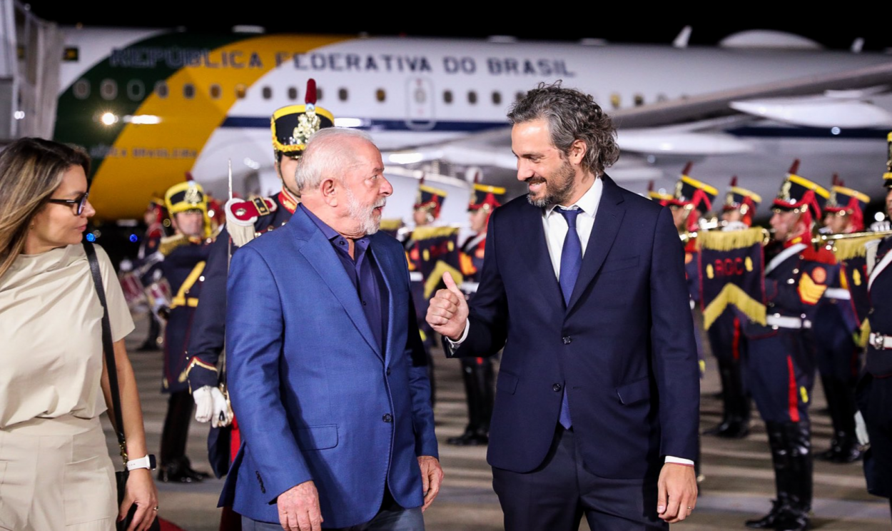 Mandatário brasileiro se reúne com Fernández nesta manhã; essa é a primeira viagem de Lula após assumir Presidência