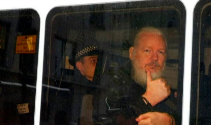 Texto afirma que prisão de Assange não tem base legal e que processo de extradição contraria tratados internacionais