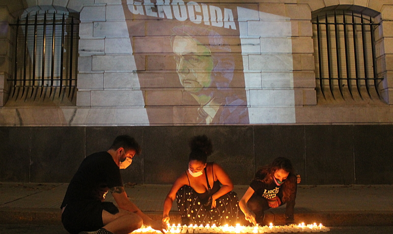 Ação simbólica foi realizada na noite desta quinta, na Embaixada do Brasil da capital argentina