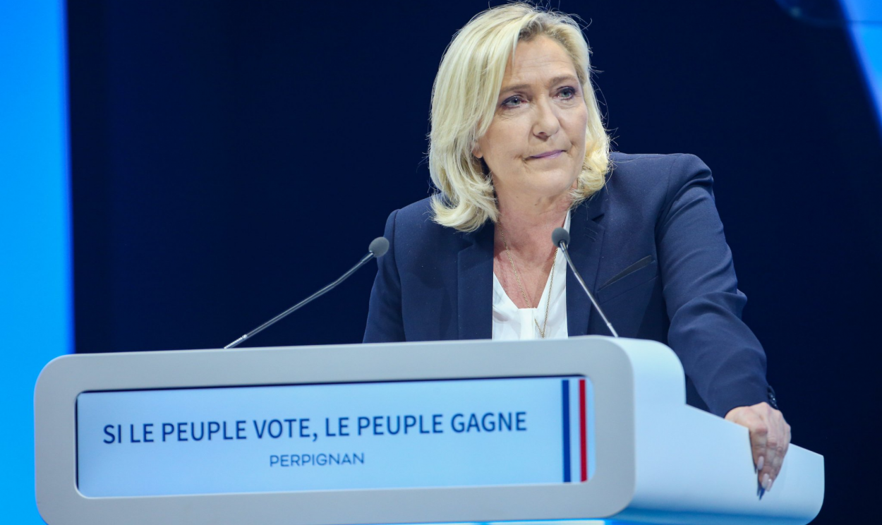 Empatada tecnicamente com Emmanuel Macron na liderança em pesquisas do 1º turno, Le Pen diz querer banir islamismo de 'todas as esferas da sociedade'