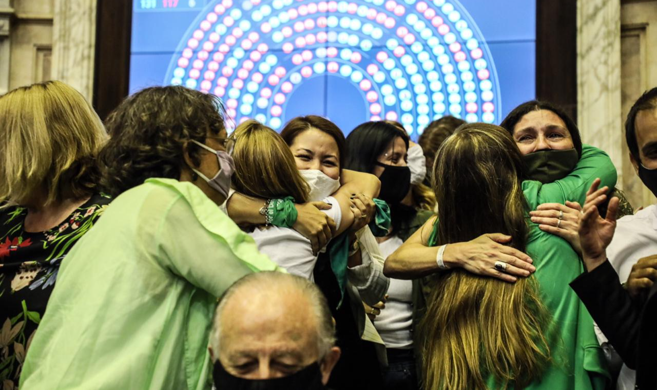 Foram 131 votos a favor, dois a mais do que o necessário para aprovação; no Senado, expectativa é de empate com possível voto de minerva da vice-presidente Cristina Kirchner, que apoiou projeto em 2018