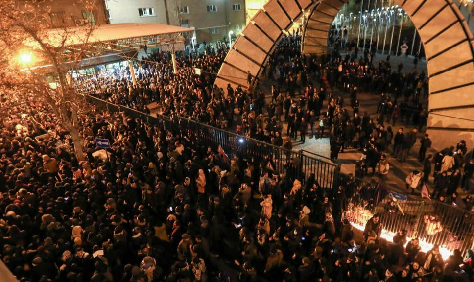 Manifestantes tomaram as ruas de Teerã gritando slogans contra o líder espiritual do regime, após a revelação de que o avião ucraniano com 176 pessoas a bordo foi abatido por "engano" pelos militares do país