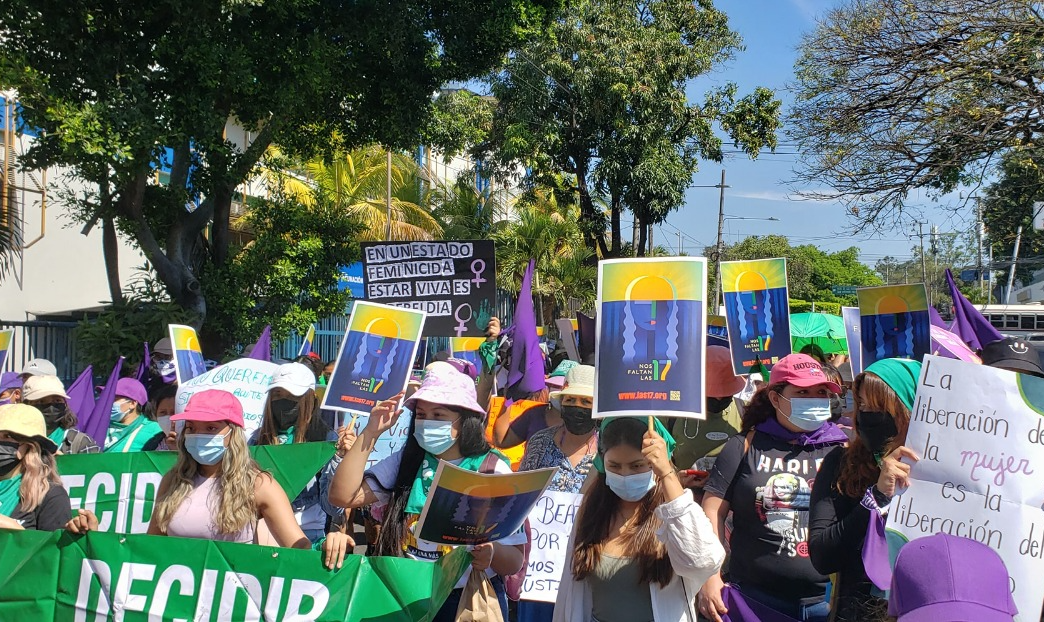 Pela primeira vez desde que o aborto foi totalmente criminalizado no país, Justiça salvadorenha aplicou pena máxima à jovem vítima de emergência obstétrica
