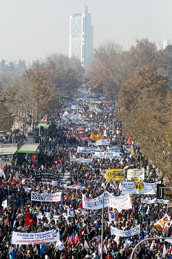 Professores tomaram diversas avenidas na capital Santiago