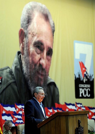 Com foto de Fidel ao fundo, Raúl Castro discursou neste sábado no VII Congresso do Partido Comunista de Cuba (Foto: Agência Efe)