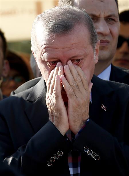O presidente da Turquia, Recep Tayyip Erdogan, no enterro de um morto durante a tentativa de golpe de Estado da última sexta-feira (Foto: Agência Efe)
