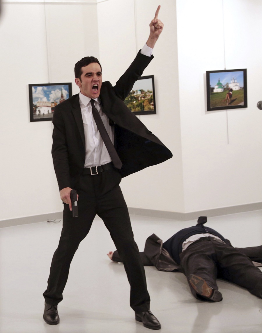 Imagem de assassino de embaixador russo em Ancara ganhou prêmio de fotojornalismo mais importante do mundo (Burhan Ozbilici/AP/Efe)