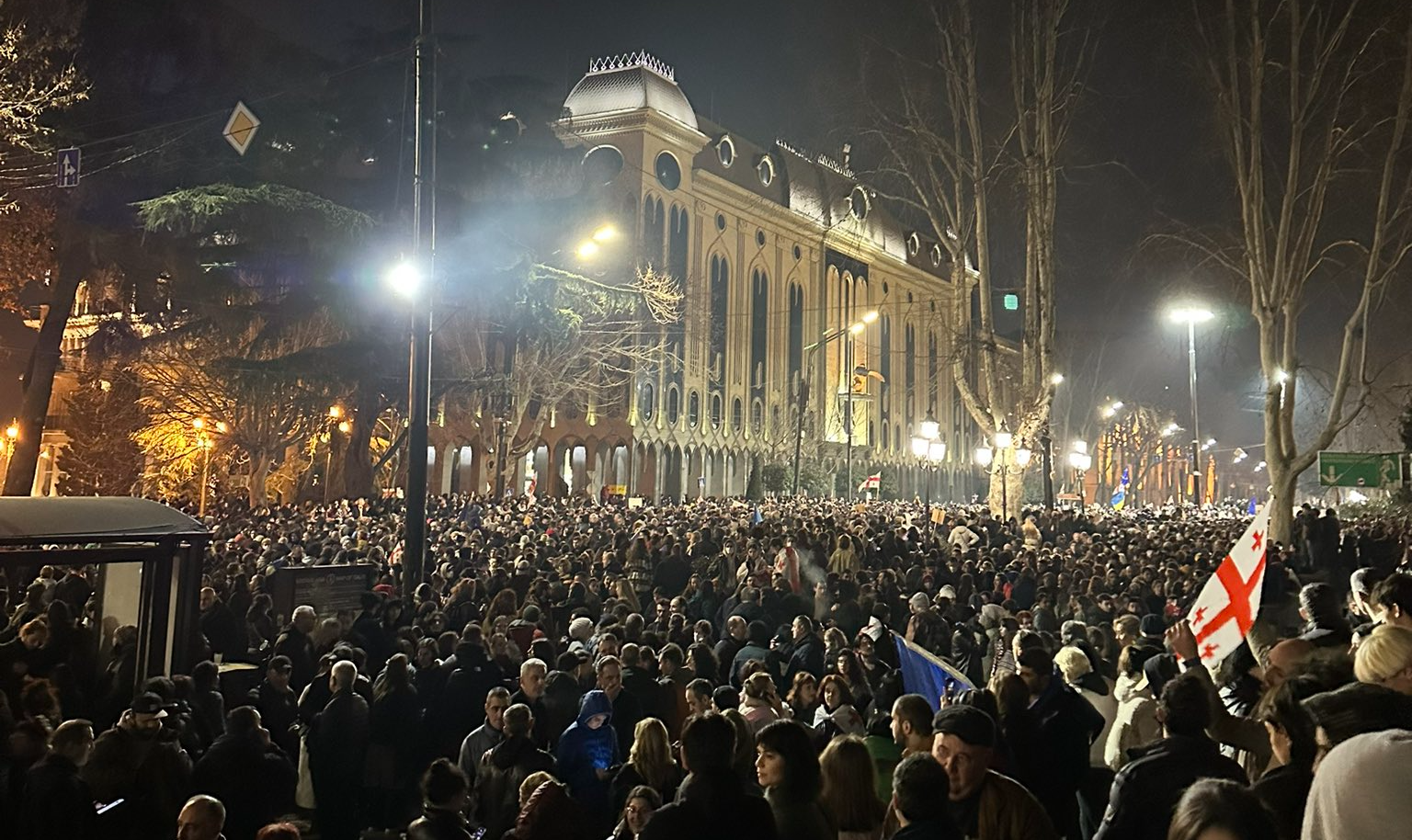 Manifestantes exigem liberação de 133 pessoas detidas após protestos; objetivo é manter pressão sobre partido que está no poder, o Sonho Georgiano