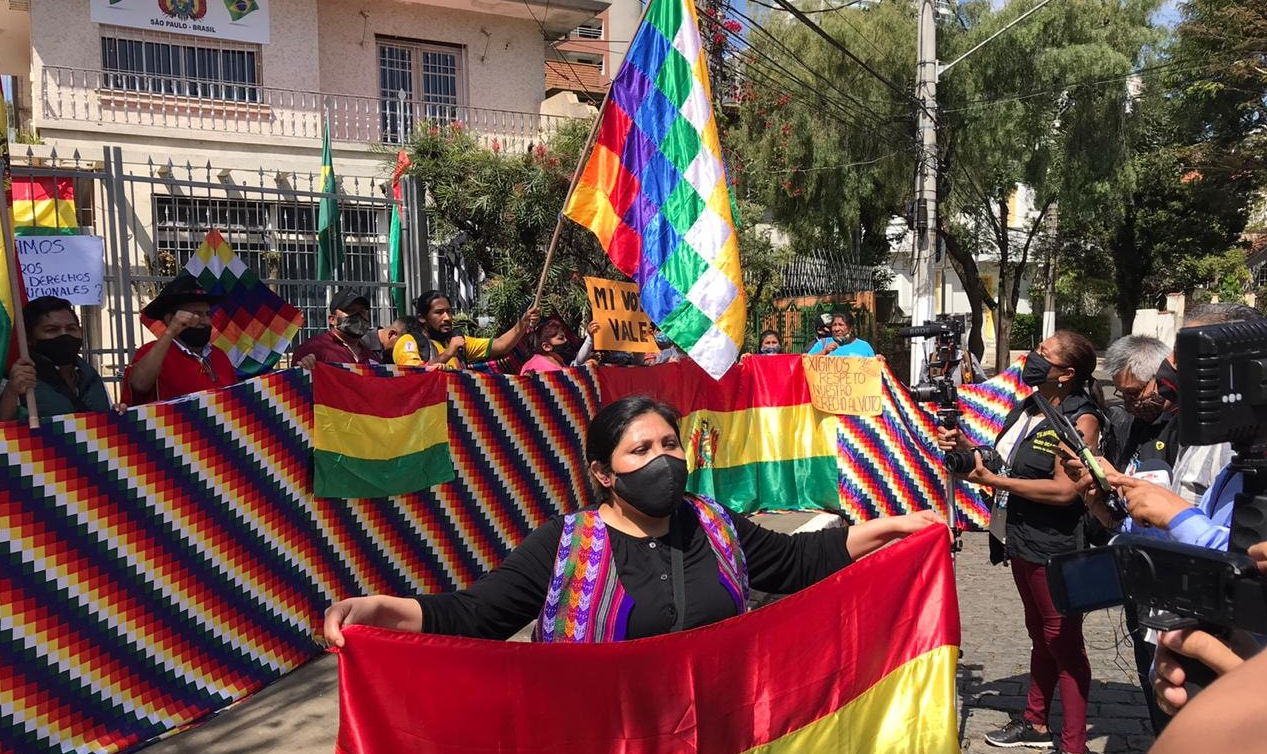 Manifestação ocorre após o anúncio da embaixada boliviana de que não haverá sufrágio no Brasil devido à pandemia