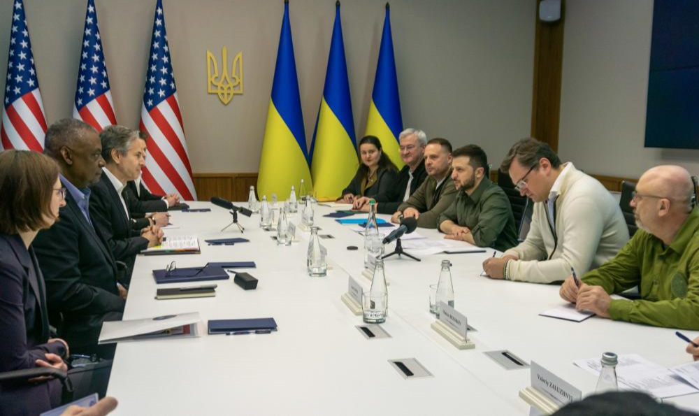 Representantes dos Estados Unidos encontram o presidente ucraniano em Kiev e anunciam novo envio de armas ao país