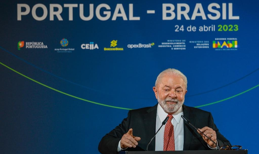 Presidente brasileiro disse que dinheiro precisa 'circular na mão de todos'; ainda em Lisboa, Lula participa da entrega do prêmio Camões de Literatura portuguesa a Chico Buarque