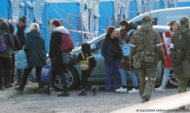Cerca de 2.000 combatentes, além de alguns civis, ainda estão em túneis sob complexo cercado por militares russos