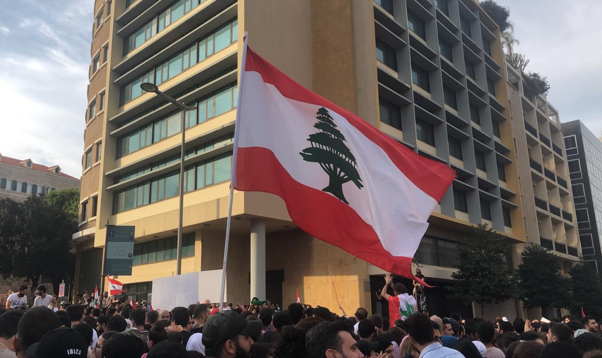 Na capital, os prédios do Banco Central do Líbano e da companhia estatal de energia Electricite du Liban tiveram suas entradas bloqueadas por manifestantes