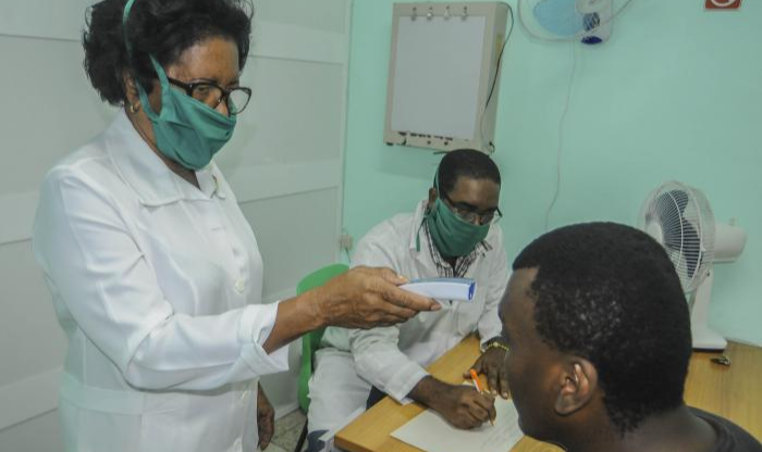 Pequena ilha se volta agora para a pandemia do coronavírus covid-19, enviando seus profissionais treinados na ajuda humanitária e médica aos países mais atingidos