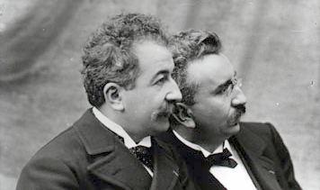 Além do cinematógrafo, os irmãos Lumière desenvolveram o primeiro processo fotográfico a cores, a chapa Autochrome, lançada em 1907