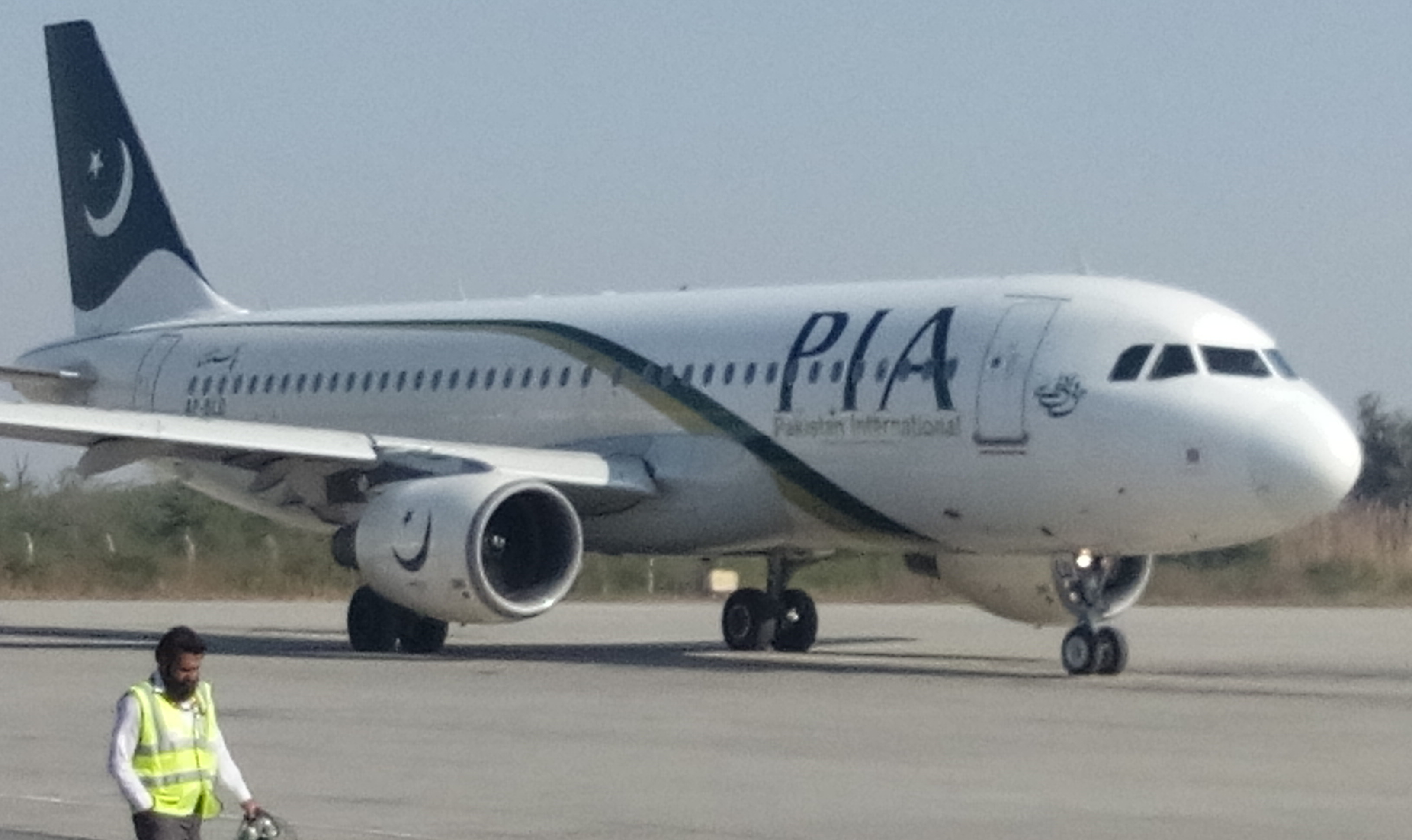 Airbus A320 da Pakistan International Airlines (PIA) fazia um voo interno entre as cidades de Lahore e Karachi; queda ocorreu em uma área residencial, a cerca de quatro quilômetros do aeroporto