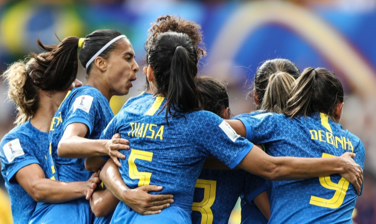 Com Marta em campo, Brasil começou melhor o duelo e conseguiu abrir uma boa vantagem ainda no primeiro tempo; com gol contra da zagueira brasileira, seleção australiana virou o placar